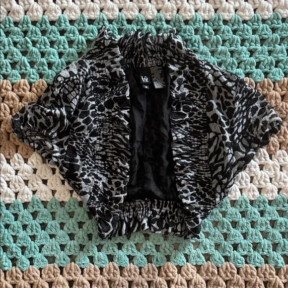 Love Tease Black Gray Abstract Animal Print Ruffle Textured Shrug Womans sz Med - Picture 1 of 6
